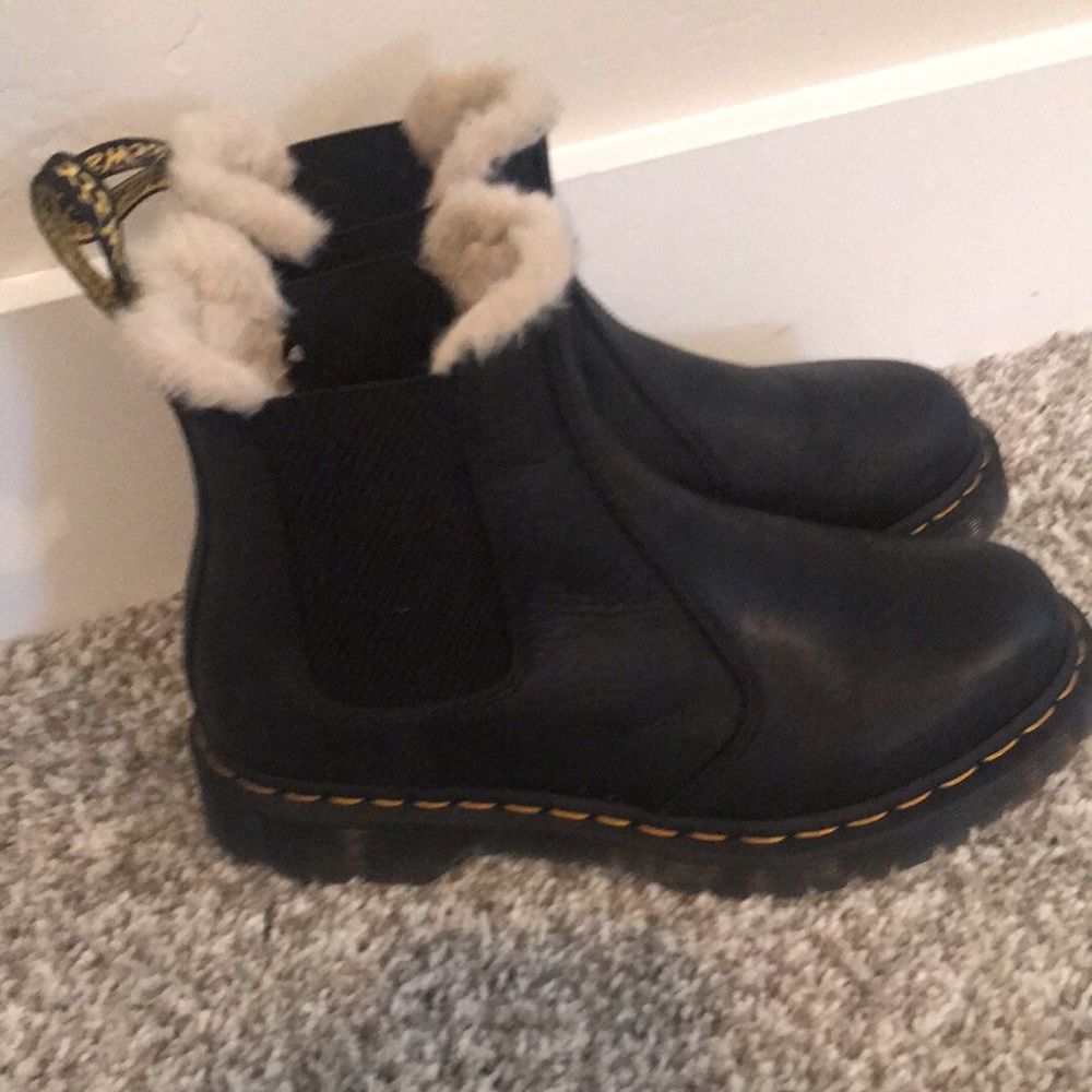Women’s Dr. Marten Lenore Fur Lined Boot. Size 8.